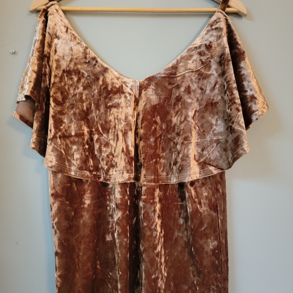 3/$15 💖 Cable & Gauge Velvet Top Cold Shoulder Size Large - Picture 2 of 5